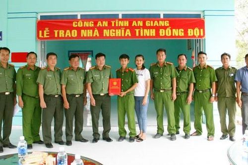 Công an tỉnh An Giang trao nhà 'Nghĩa tình đồng đội', 'Nhà tình thương'