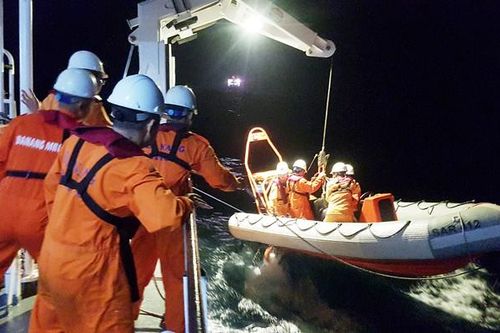 7 người kêu cứu khẩn cấp trên tàu cá trôi dạt giữa sóng biển cao 3m