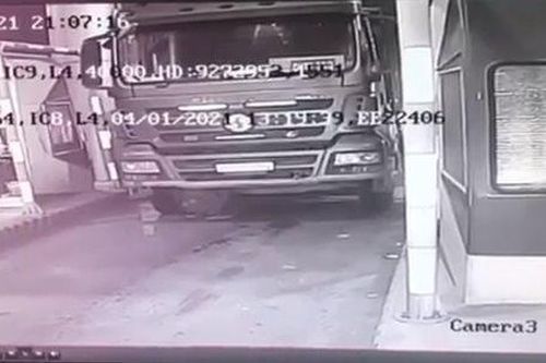 Bất ngờ xe tải tự trôi khiến tài xế tử vong trên cao tốc