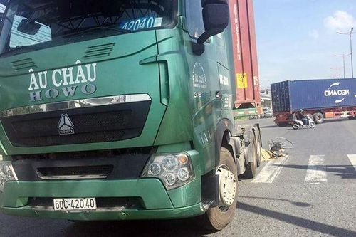 1 phụ nữ tử vong sau khi va chạm với xe đầu kéo tại TP.HCM