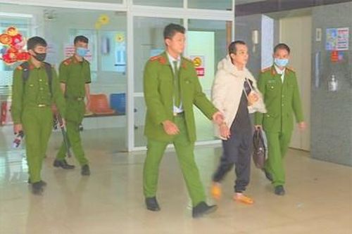Mâu thuẫn trong khi ăn nhậu, ông chủ bị người làm thuê chém suýt chết