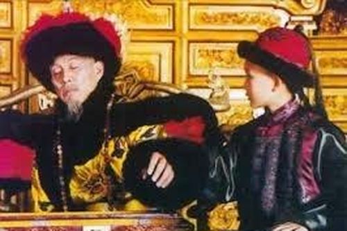 Tại sao khi nhìn thấy Càn Long, Khang Hy lại giật mình thảng thốt?
