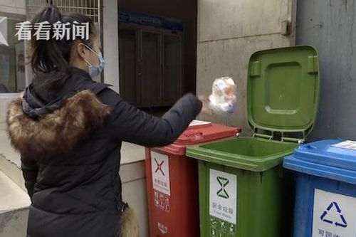 Người phụ nữ bị đứt gân ngón tay khi đi vứt rác vì thói quen này