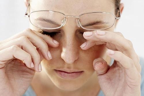 Mẹo chống khô, mỏi mắt cho dân văn phòng