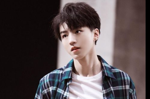 Sau khi kiệt sức xin vắng mặt tại sự kiện giao thừa, Vương Tuấn Khải lộ dấu hiệu mắc bệnh tim?