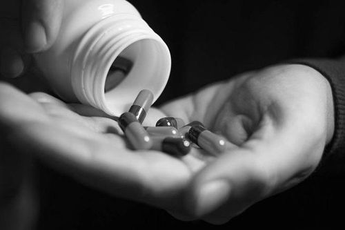 Sốc phản vệ do tự ý mua thuốc điều trị viêm họng về uống, bác sĩ nói gì?