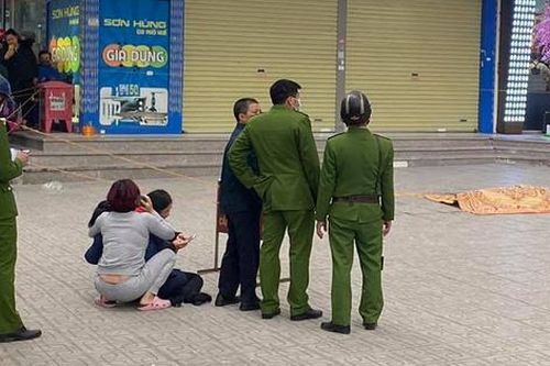 Em gái gào khóc thảm thiết bên thi thể anh trai rơi từ tầng 15 chung cư Linh Đàm xuống đất tử vong