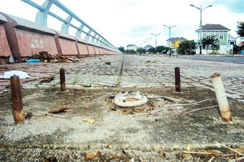 Cọc sắt nơi hành lang đi bộ