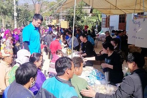 Hội chợ '0 đồng' dành cho người nghèo xã Nậm Ty