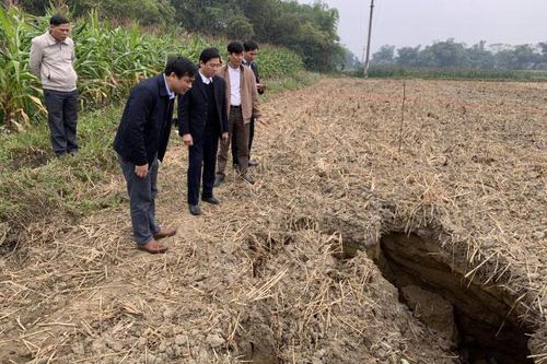 Kiểm tra tình hình sụt lún tại xã Phượng Tiến