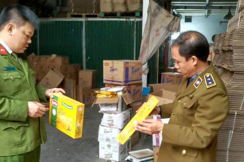 Bắt lô bánh kẹo hết 'date' đang được thay bao bì, gia hạn sử dụng