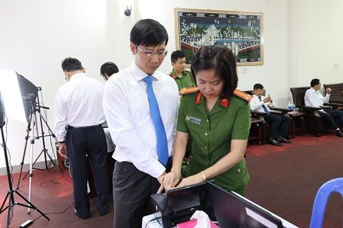 Công an Tây Ninh ra quân cấp CCCD gắn chíp điện tử