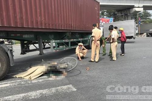 Người phụ nữ đạp xe qua ngã tư MK, bị container ôm cua cán tử vong