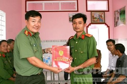 Công an tỉnh An Giang trao 3 căn nhà cho CBCS, người nghèo
