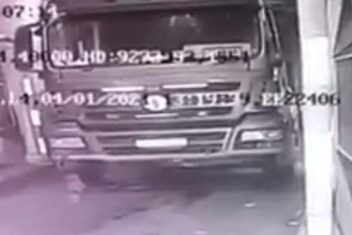 Đang nằm dưới gầm sửa xe, tài xế bị cán qua người chết thương tâm