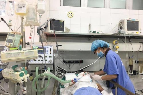 Nổ bình gas khi nấu ăn, 2 thanh niên bị chấn thương nặng