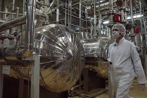 Iran bắt đầu làm giàu uranium lên mức 20%