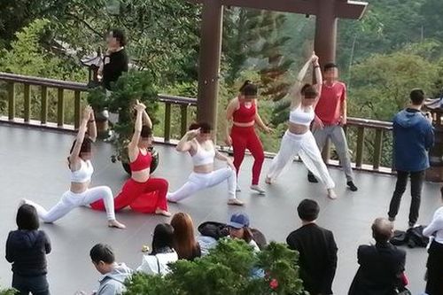 Đại diện chùa Linh Quy Pháp Ấn lên tiếng về hình ảnh nhóm phụ nữ mặc phản cảm khi chụp ảnh