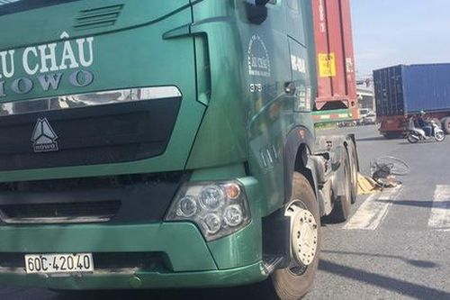 TP.HCM: Mẹ bị xe container cán tử vong, con trai ôm thi thể khóc nghẹn gọi 'Mẹ ơi'