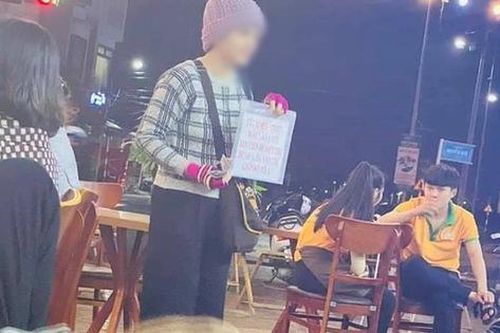 Xôn xao hình ảnh cô gái trẻ cầm biển xin tiền ở Phú Yên khiến dân mạng hoài nghi: Mắc bệnh thật hay đi xin để sắm thêm vàng?