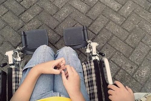 Phẫn nộ người mẹ bắt con gái khỏe mạnh ngồi xe lăn suốt 8 năm, nói dối do bị tự kỷ