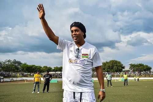 Ronaldinho kiếm bộn tiền sau khi ra tù