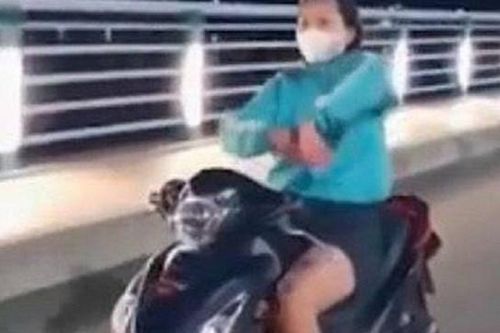 Quảng Ngãi: 'Cô gái đầu trần phóng xe, múa quạt' bị phạt 7,4 triệu đồng
