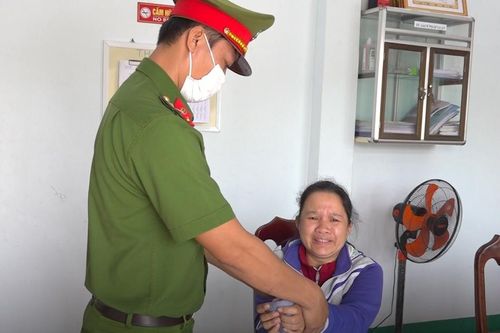 Người phụ nữ bật khóc sau khi lừa 1,2 tỷ