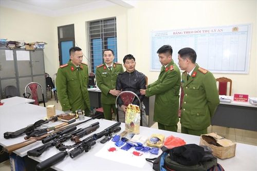 Bắt kẻ mang ma túy cùng súng ngắn