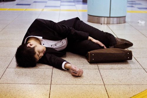 Tại sao giới trẻ châu Á làm việc đến chết vì văn hóa '996'