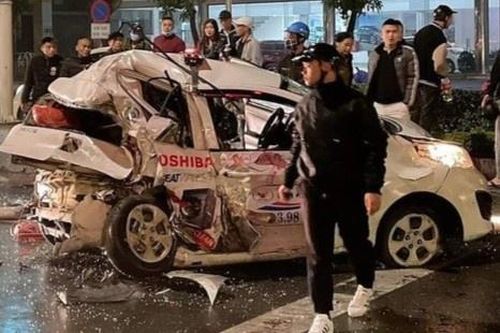 Xe bán tải tông taxi, nữ hành khách tử vong