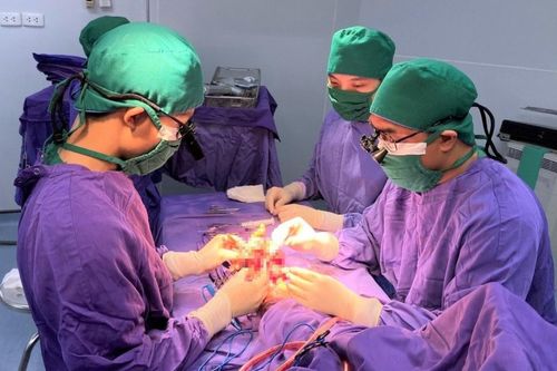 Người đàn ông bị máy cưa chém gần đứt bàn tay