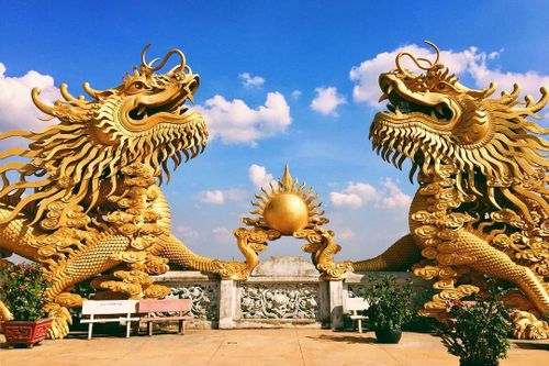 Chùa ở Bình Dương có 2 đôi rồng vàng uy nghi