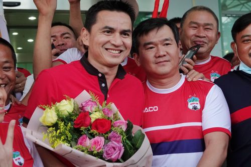 Kiatisak được người hâm mộ chào đón trong ngày trở về Pleiku