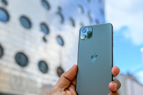 Cô gái đuổi theo kẻ trộm iPhone 11