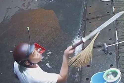 Nghĩ bị nhìn đểu, thanh niên kéo bạn đi trả thù