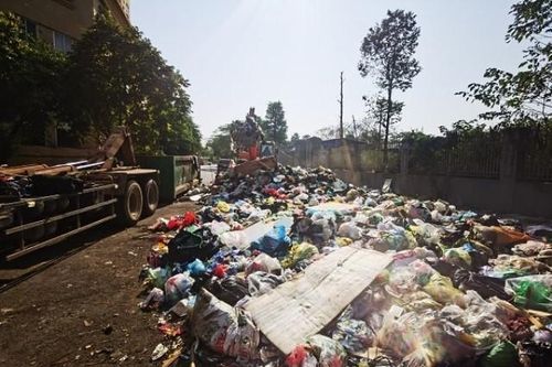 Di chuyển toàn bộ lượng rác tồn đọng trên địa bàn quận Nam Từ Liêm