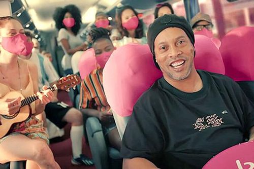 Ronaldinho đổi đời sau khi ra tù