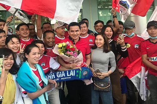 50 CĐV HAGL đón HLV Kiatisak trở lại Pleiku