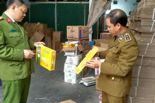 Bắt quả tang hơn 3 tấn bánh quy 'ngoại' đang được gia hạn sử dụng