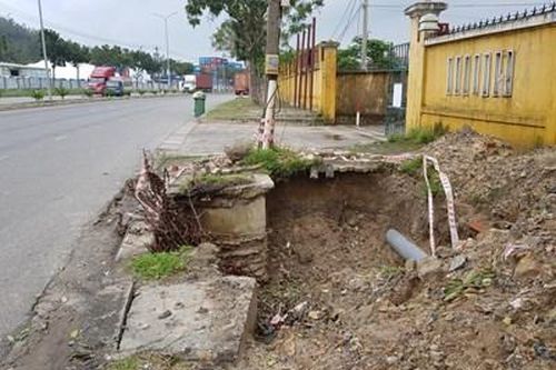 Nguy hiểm từ những hố sâu trên vỉa hè