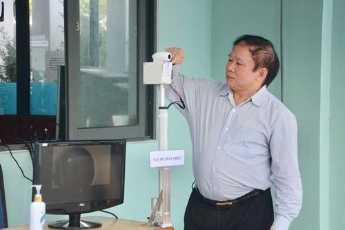 Tự tay chế máy đo thân nhiệt từ xa, nguyên Thứ trưởng Bộ GD - ĐT giành giải thưởng