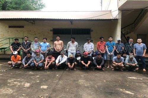 Công an vượt đồi đột kích trường gà giữa vườn điều