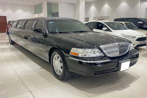 'Soi' hàng hiếm Lincoln Town Car hơn 2,6 tỷ tại Việt Nam