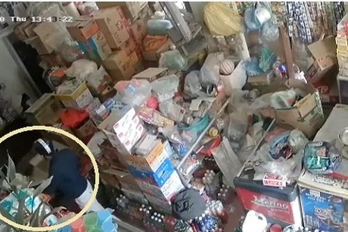Vào tạp hóa vờ mua hàng, thanh niên lừa ông cụ 'cuỗm' cả hộp tiền hàng