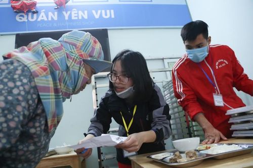 Ấm lòng những bữa cơm 2.000 đồng tươm tất, thấm đượm tình người giữa Thủ đô