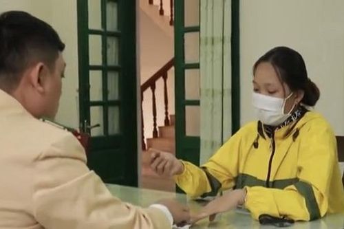 Bị phạt tiền và tước giấy phép lái xe 3 tháng vì múa quạt khi đang lái xe