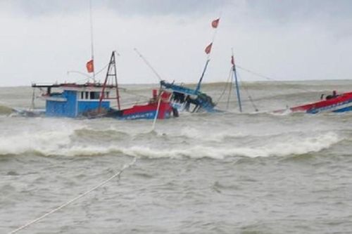 Sóng lớn đánh chìm thuyền khiến chồng tử vong, vợ mất tích