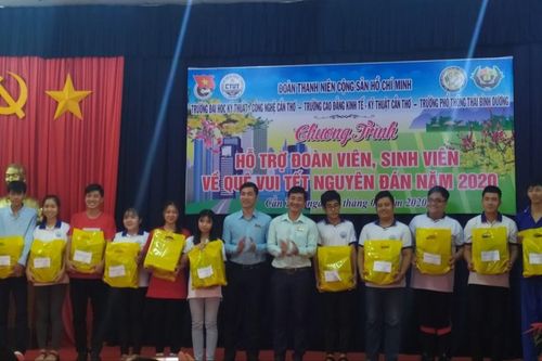Cần Thơ hỗ trợ 500 phần quà cho sinh viên khó khăn về quê đón Tết