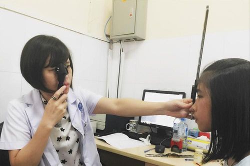 Hệ lụy khôn lường khi trẻ đeo kính sai số